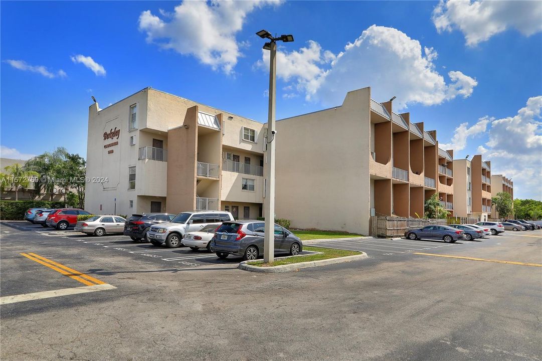 Active With Contract: $1,950 (1 beds, 1 baths, 850 Square Feet)