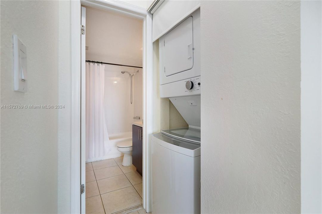 Active With Contract: $1,950 (1 beds, 1 baths, 850 Square Feet)