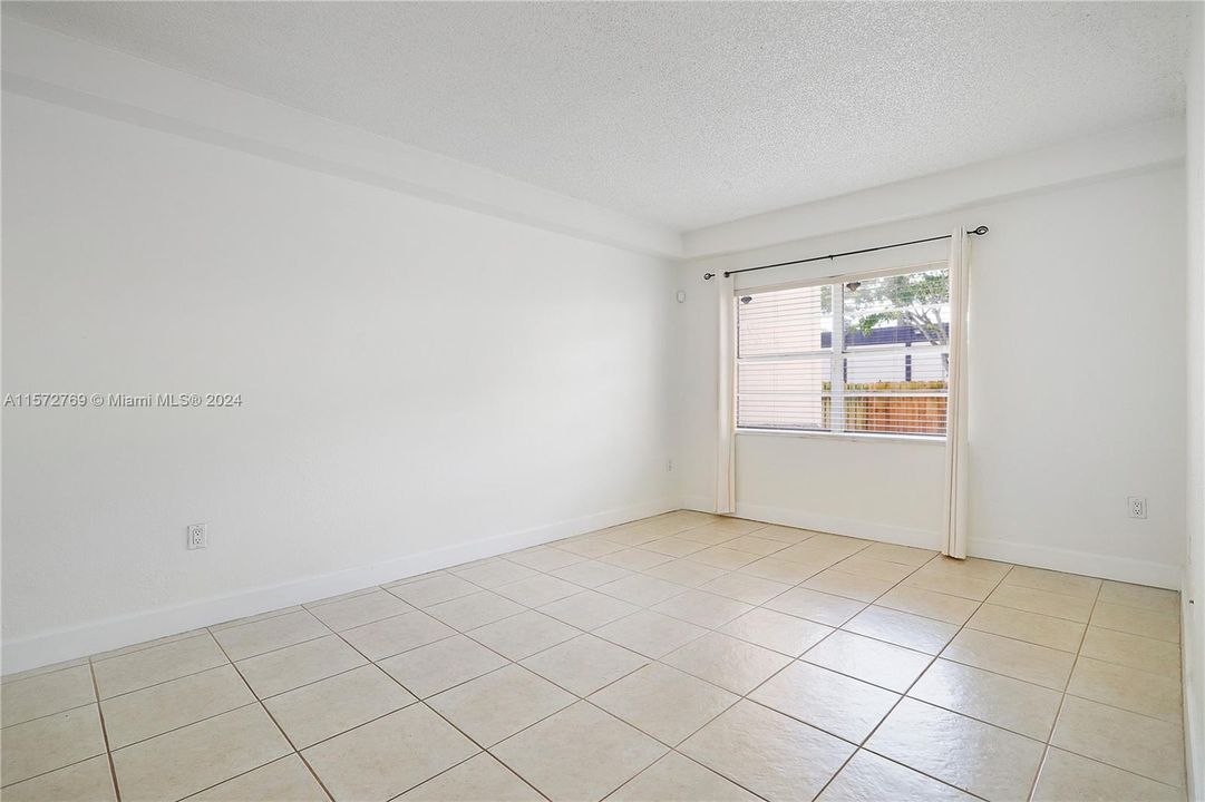 Active With Contract: $1,950 (1 beds, 1 baths, 850 Square Feet)