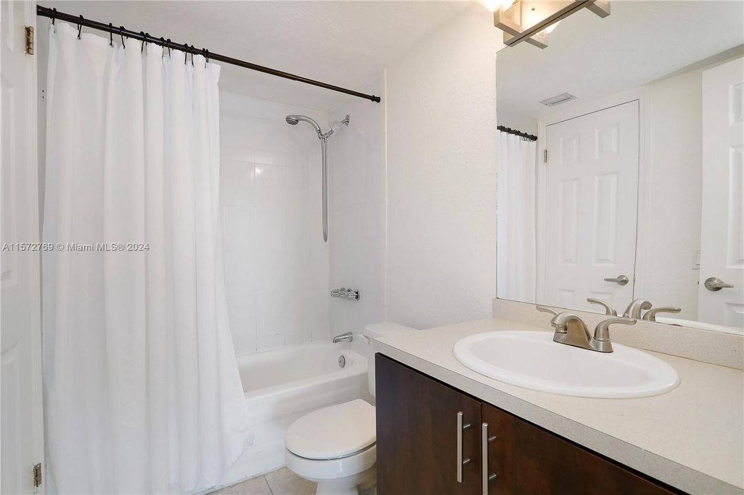 Active With Contract: $1,950 (1 beds, 1 baths, 850 Square Feet)