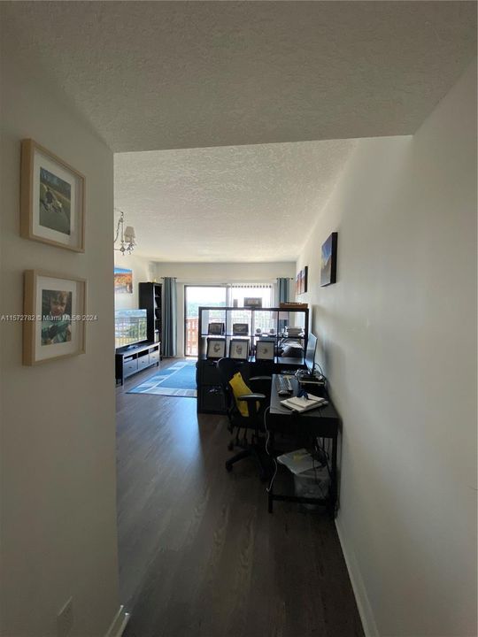 Active With Contract: $2,200 (1 beds, 1 baths, 711 Square Feet)