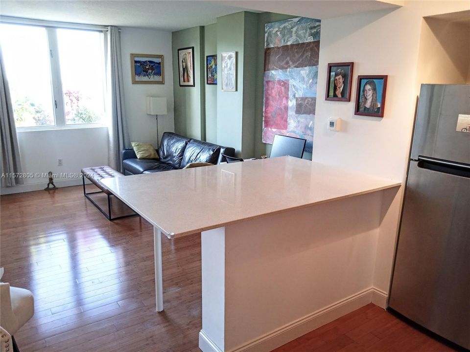 For Sale: $420,000 (1 beds, 1 baths, 615 Square Feet)