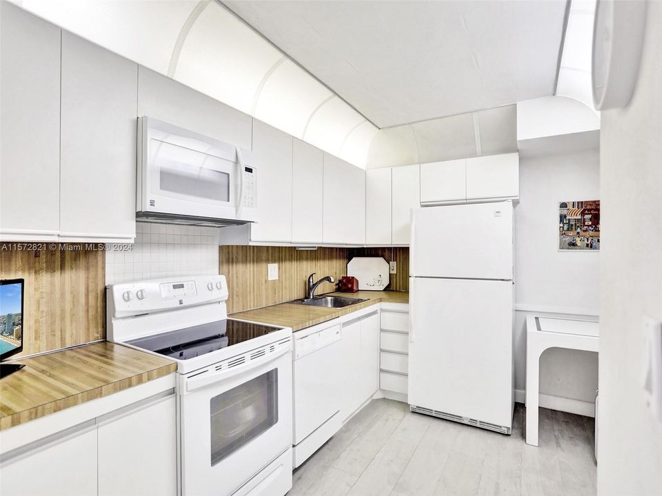 For Sale: $599,500 (2 beds, 2 baths, 1230 Square Feet)