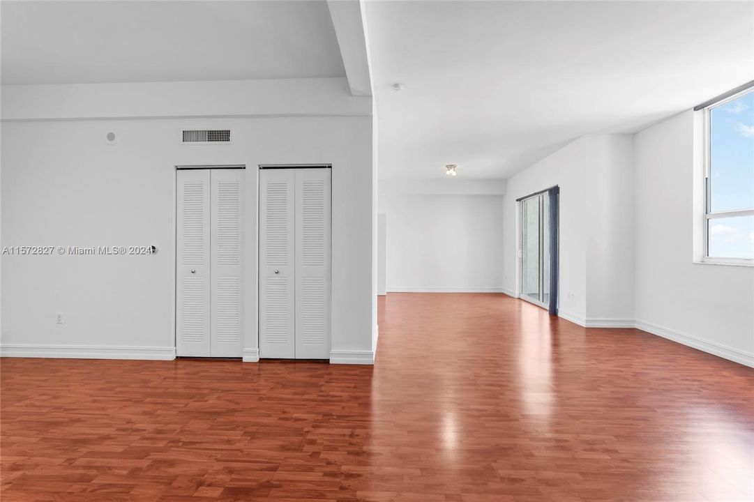 Active With Contract: $380,000 (1 beds, 1 baths, 784 Square Feet)