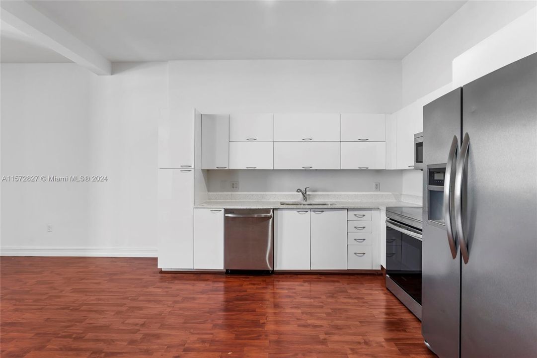 For Sale: $380,000 (1 beds, 1 baths, 784 Square Feet)