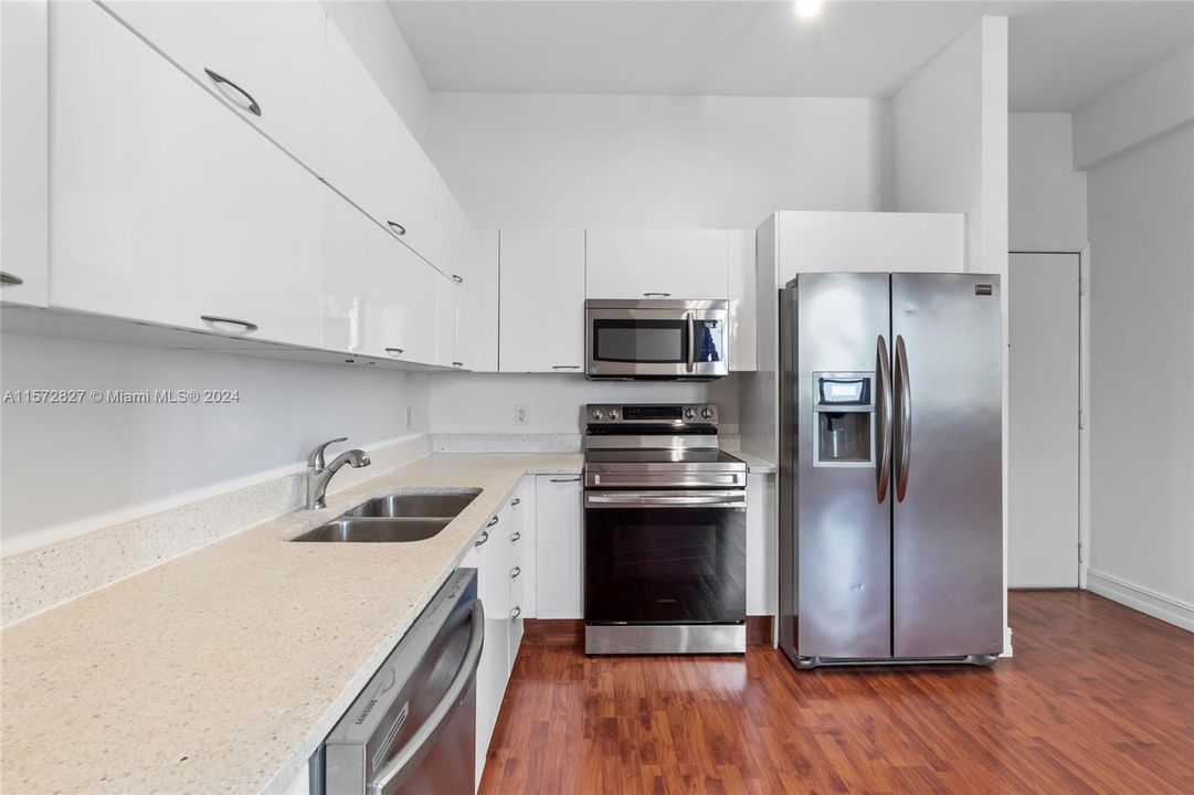 Active With Contract: $380,000 (1 beds, 1 baths, 784 Square Feet)