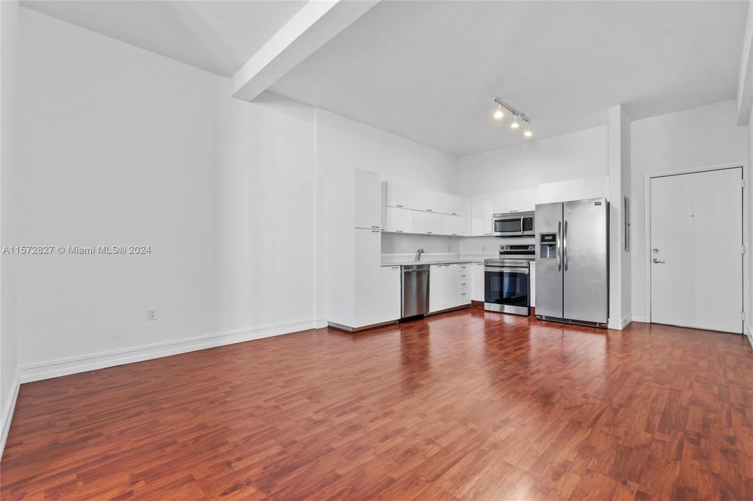 For Sale: $380,000 (1 beds, 1 baths, 784 Square Feet)