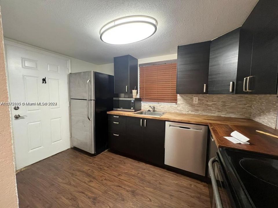 For Sale: $295,000 (2 beds, 2 baths, 1140 Square Feet)