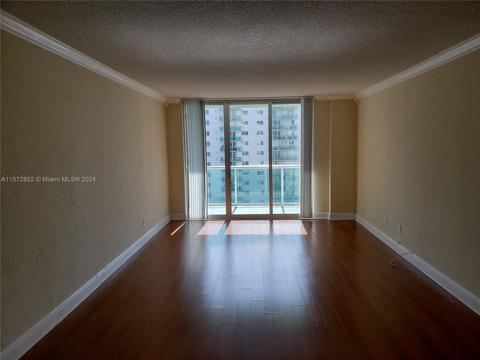 For Rent: $2,300 (1 beds, 1 baths, 1000 Square Feet)