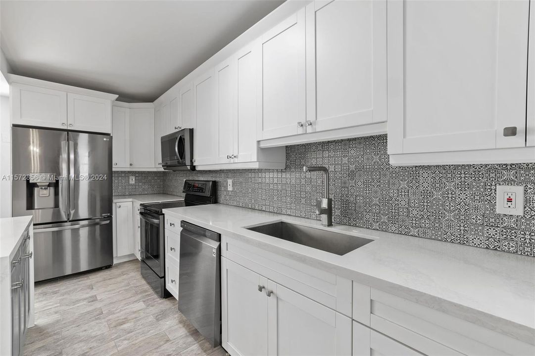 For Sale: $339,000 (1 beds, 1 baths, 638 Square Feet)