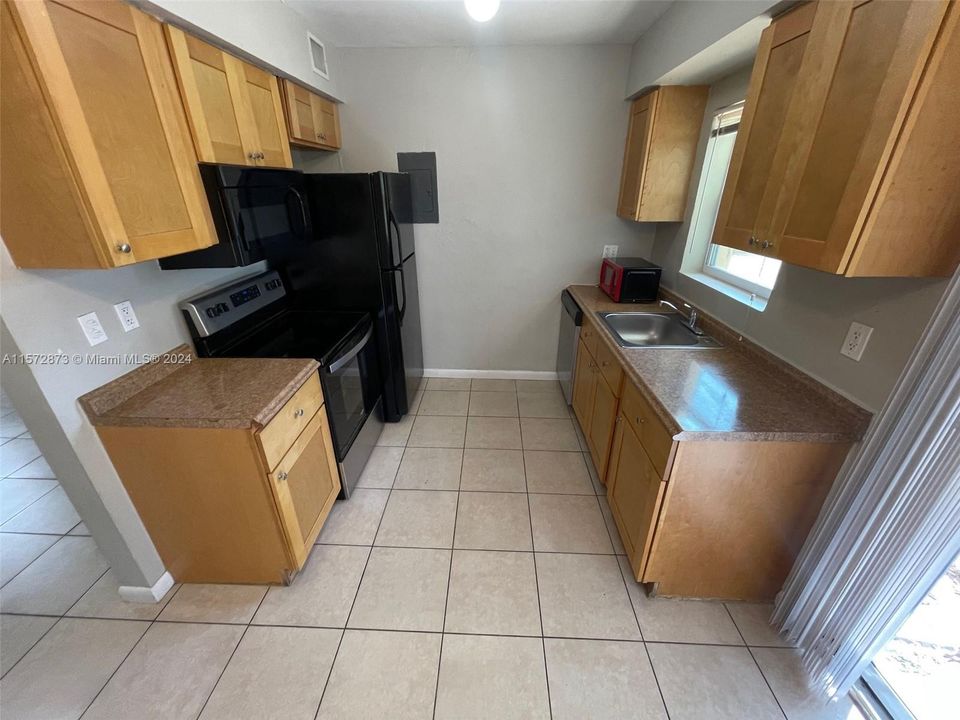 Active With Contract: $279,900 (2 beds, 1 baths, 984 Square Feet)