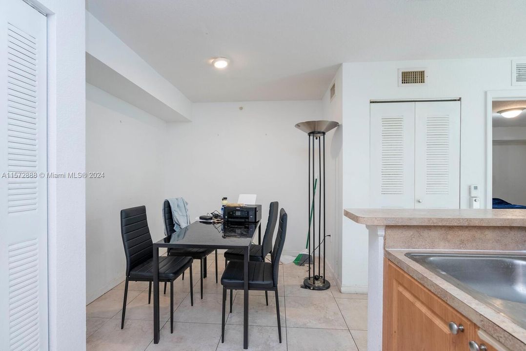 Active With Contract: $199,000 (1 beds, 1 baths, 650 Square Feet)