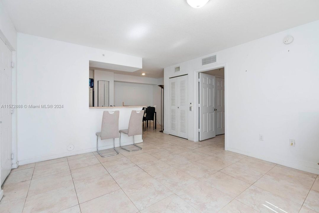 Active With Contract: $199,000 (1 beds, 1 baths, 650 Square Feet)