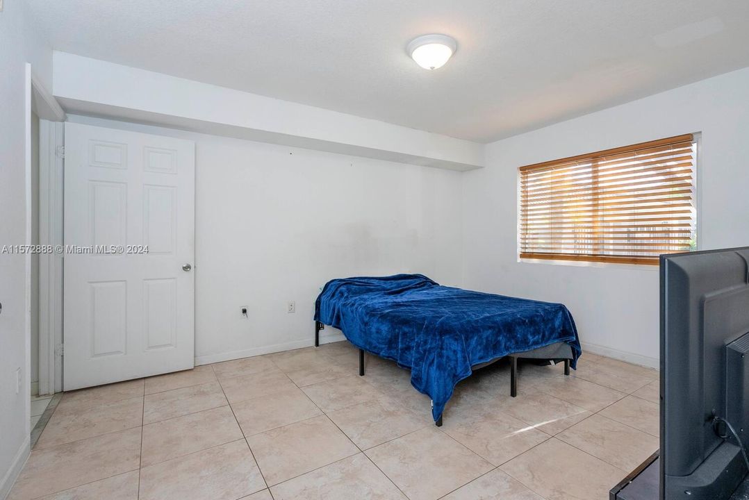 Active With Contract: $199,000 (1 beds, 1 baths, 650 Square Feet)