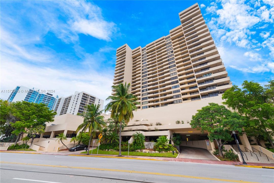 Active With Contract: $5,500 (1 beds, 1 baths, 798 Square Feet)