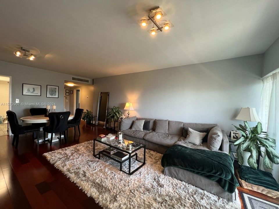 For Sale: $380,000 (2 beds, 2 baths, 1065 Square Feet)