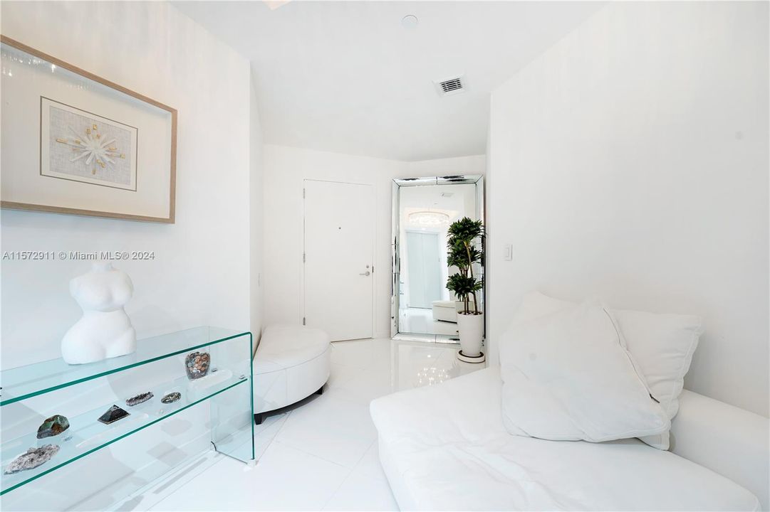 For Sale: $739,000 (1 beds, 2 baths, 1185 Square Feet)