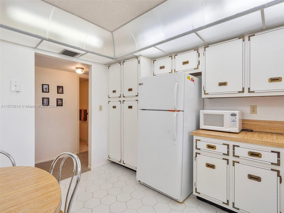 For Sale: $250,000 (1 beds, 1 baths, 1075 Square Feet)