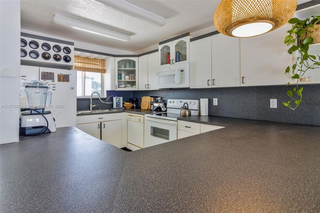 Recently Rented: $2,400 (1 beds, 1 baths, 648 Square Feet)