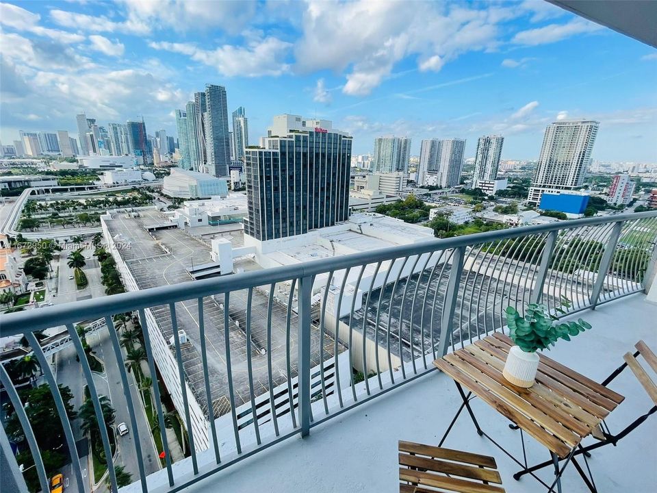 For Sale: $399,000 (1 beds, 1 baths, 821 Square Feet)