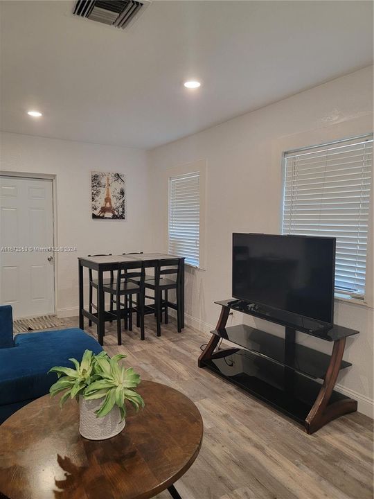 For Rent: $3,200 (3 beds, 1 baths, 1121 Square Feet)