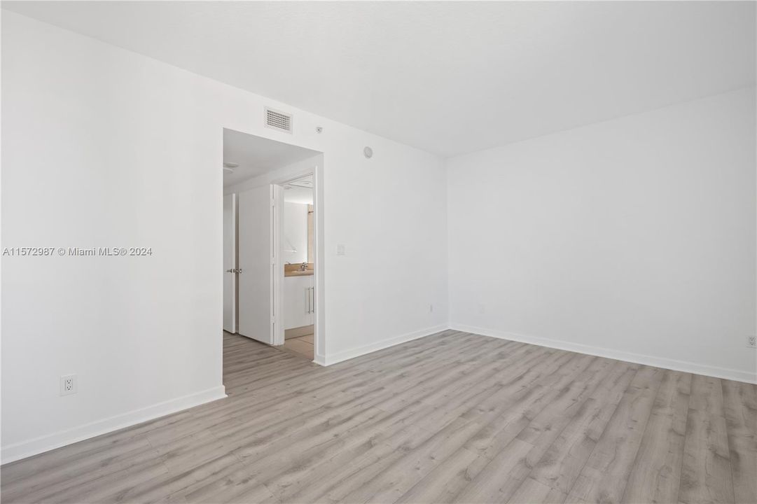 For Sale: $645,000 (2 beds, 2 baths, 1105 Square Feet)