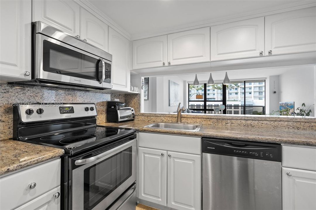 For Sale: $419,000 (1 beds, 1 baths, 768 Square Feet)