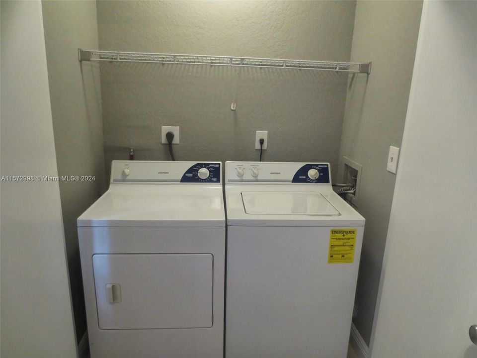 For Rent: $1,995 (1 beds, 1 baths, 862 Square Feet)
