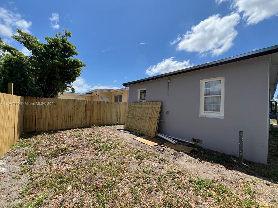 For Sale: $380,000 (4 beds, 1 baths, 968 Square Feet)