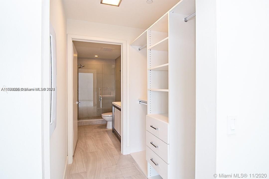 For Sale: $390,000 (1 beds, 1 baths, 749 Square Feet)