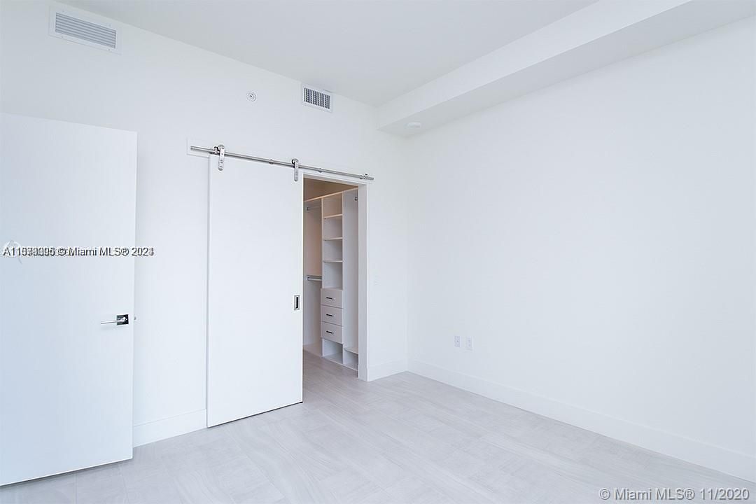 For Sale: $390,000 (1 beds, 1 baths, 749 Square Feet)