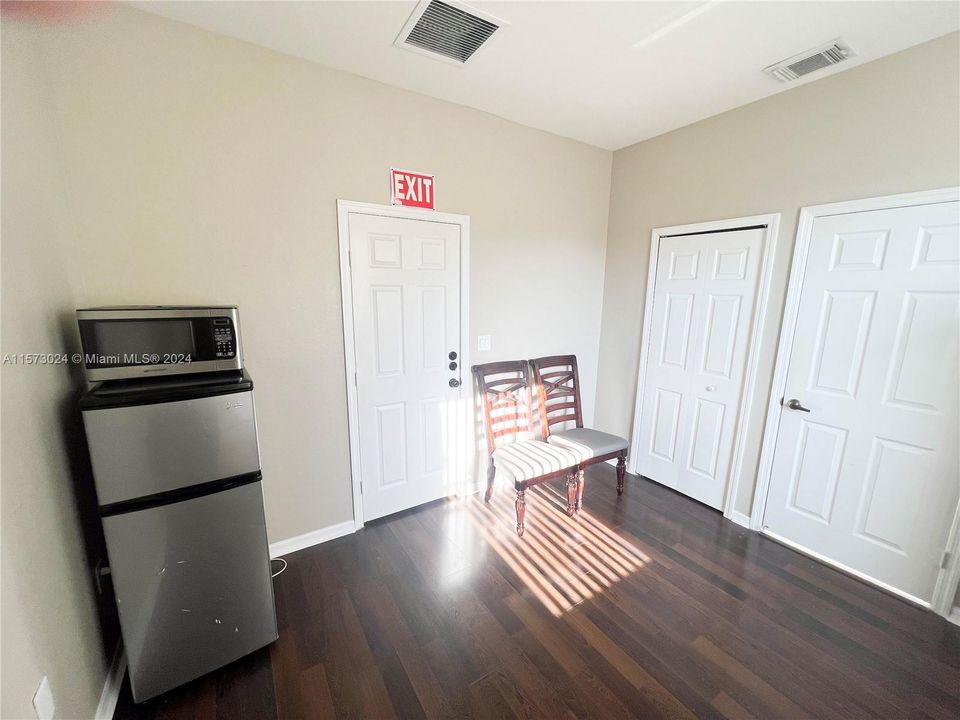 For Rent: $1,400 (1 beds, 1 baths, 1536 Square Feet)