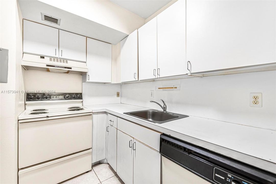Recently Rented: $1,795 (1 beds, 1 baths, 707 Square Feet)