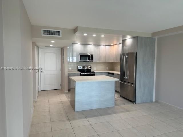 For Rent: $2,800 (1 beds, 1 baths, 991 Square Feet)