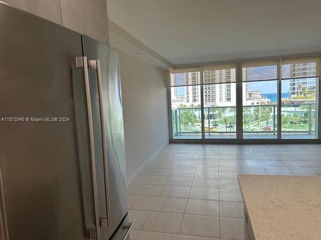 For Rent: $2,800 (1 beds, 1 baths, 991 Square Feet)