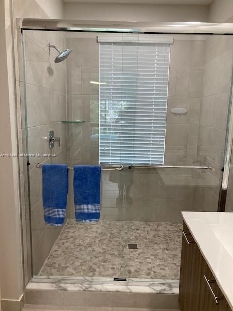 ample shower,main bathroom