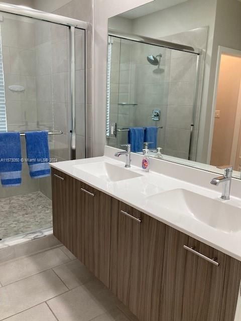 main bath double sink,shower