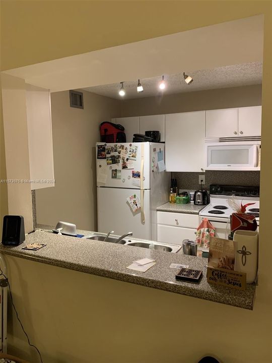 For Sale: $325,000 (1 beds, 1 baths, 907 Square Feet)