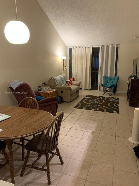 Недавно продано: $318,000 (1 спален, 1 ванн, 907 Квадратных фут)