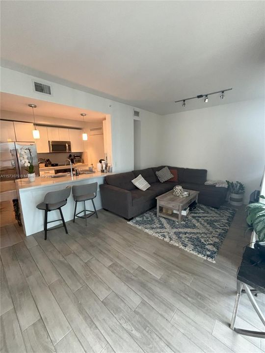 Recently Rented: $3,400 (1 beds, 1 baths, 828 Square Feet)