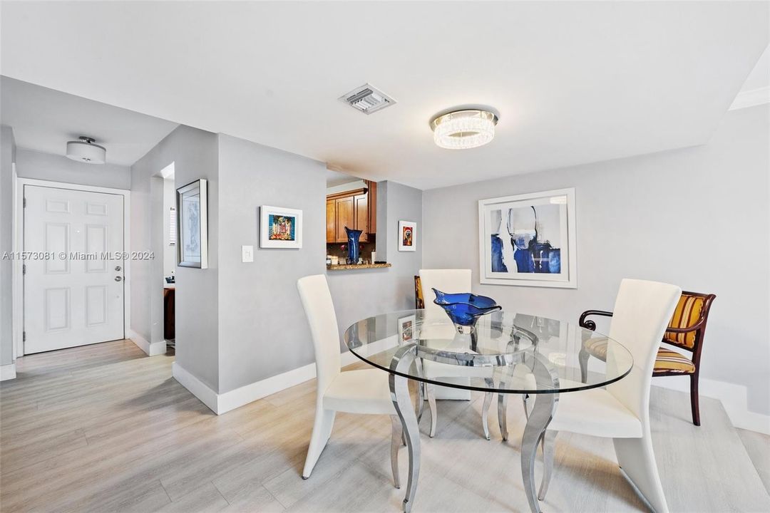 For Sale: $335,000 (2 beds, 2 baths, 1260 Square Feet)