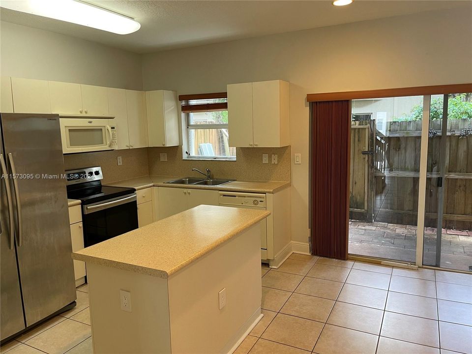 For Sale: $325,000 (2 beds, 2 baths, 1166 Square Feet)