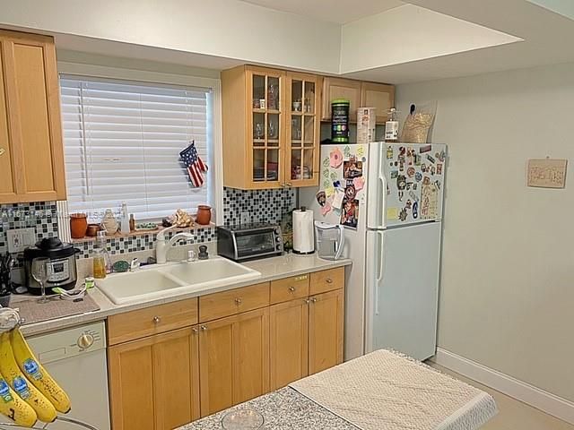 For Sale: $194,500 (1 beds, 1 baths, 700 Square Feet)