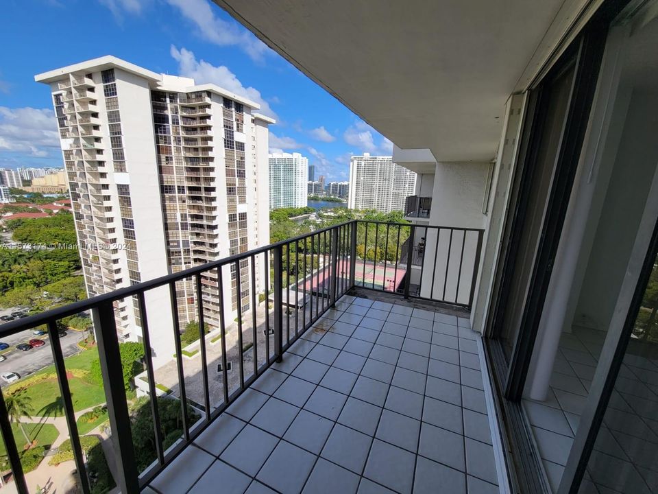 For Sale: $295,000 (2 beds, 2 baths, 1104 Square Feet)