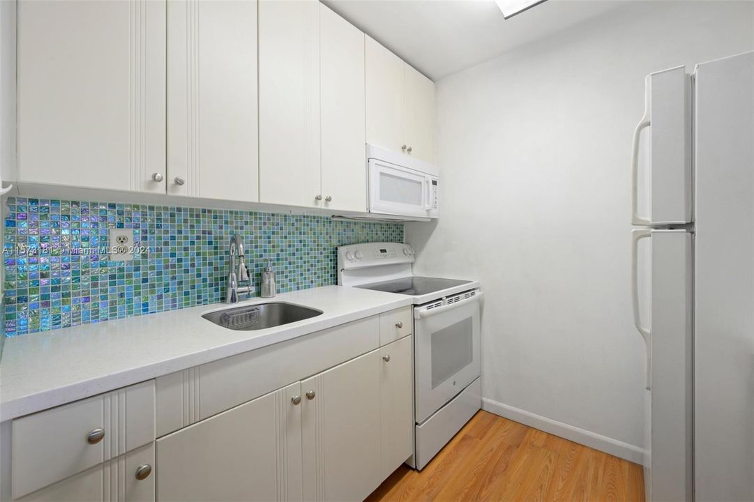 For Sale: $155,900 (1 beds, 1 baths, 552 Square Feet)
