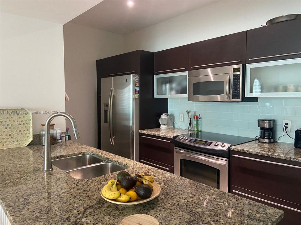 For Sale: $579,000 (1 beds, 1 baths, 774 Square Feet)