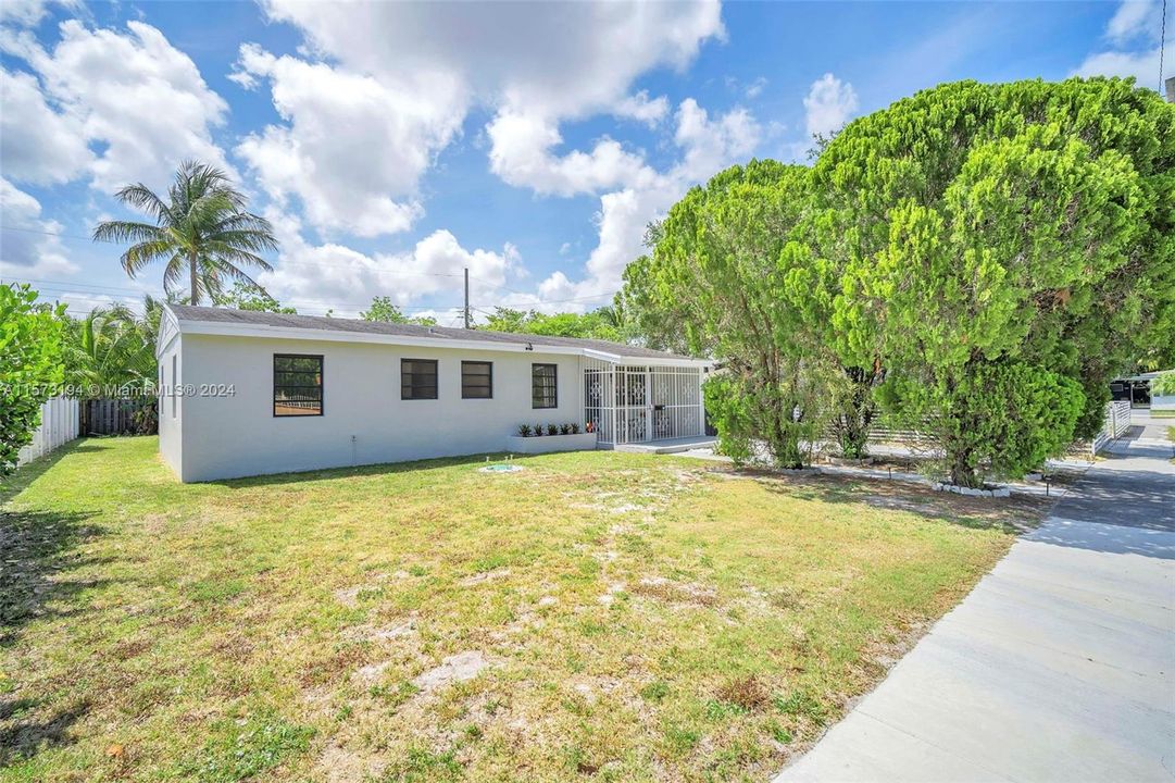 For Sale: $550,000 (4 beds, 2 baths, 1350 Square Feet)