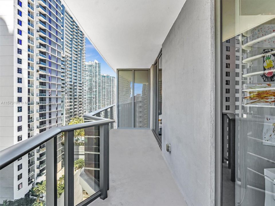 For Sale: $900,000 (2 beds, 2 baths, 1048 Square Feet)