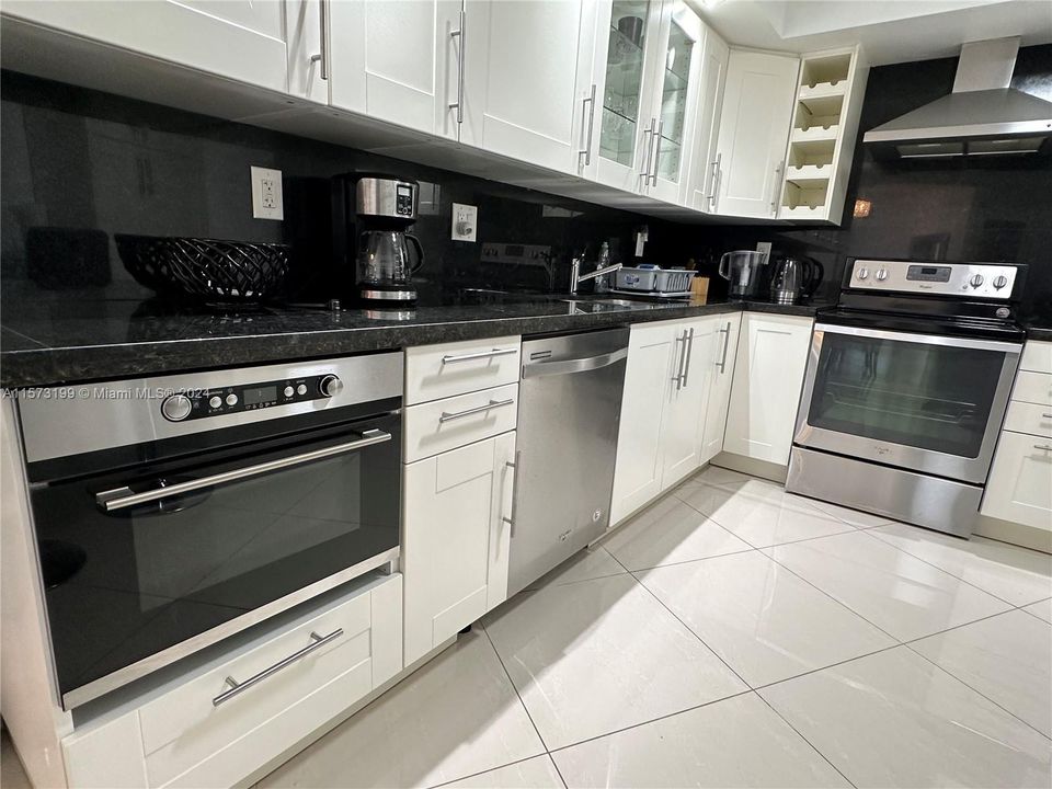 For Sale: $549,000 (2 beds, 2 baths, 1165 Square Feet)