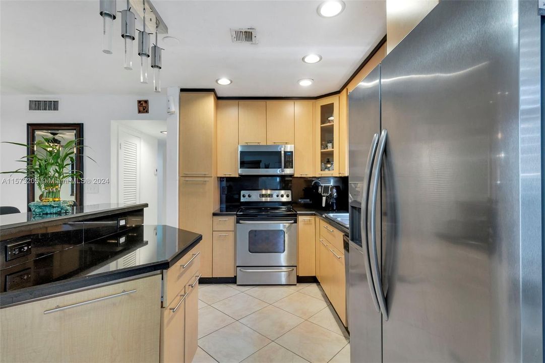 Active With Contract: $2,350 (2 beds, 2 baths, 1150 Square Feet)
